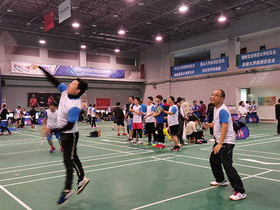 西安校友會(huì) 以羽球?yàn)槊剑坌Ｓ亚椤泤⒓?020中國(guó)高校校友羽毛球賽